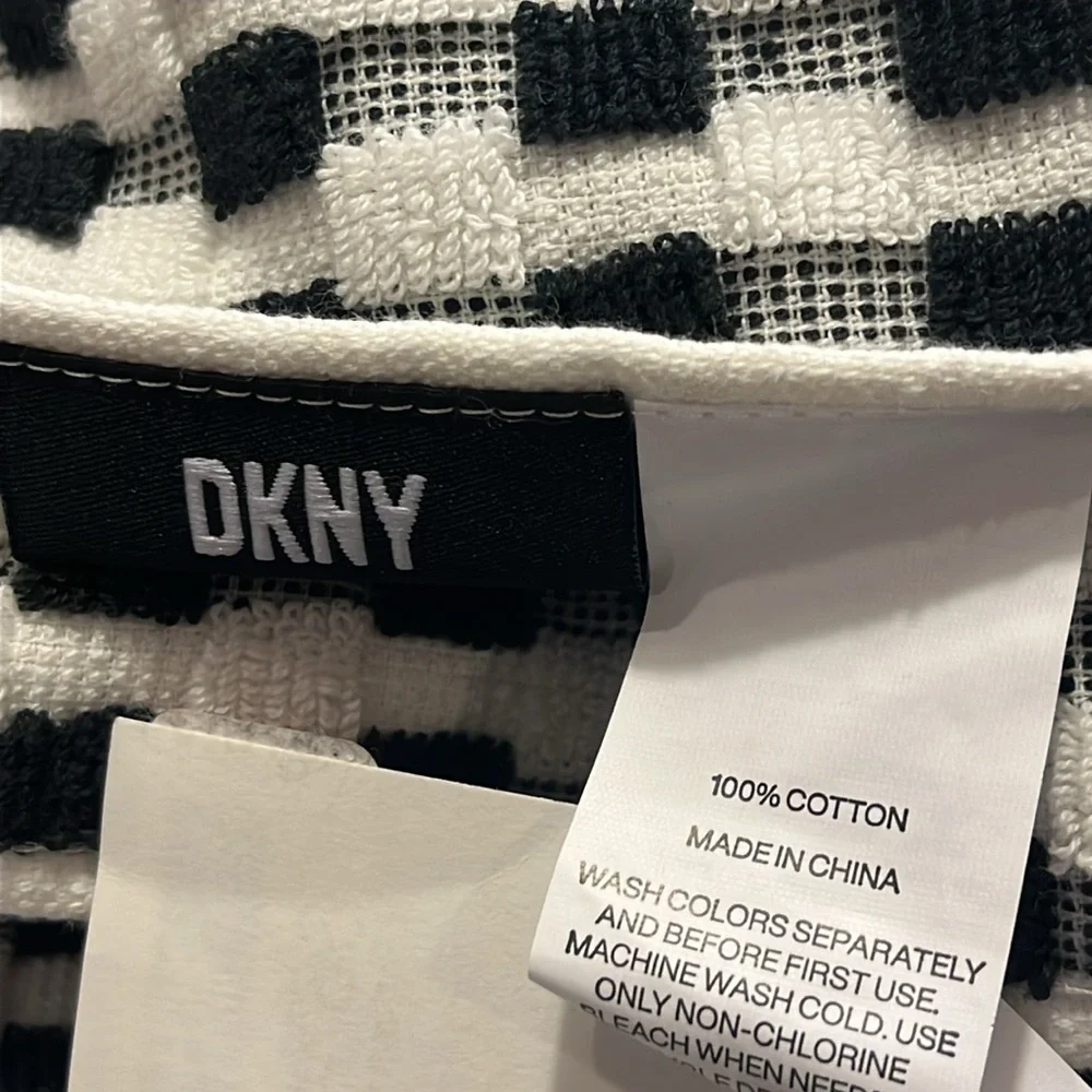 DKNY Monet Oversized Beach Towel Black and White new 36”x68”
